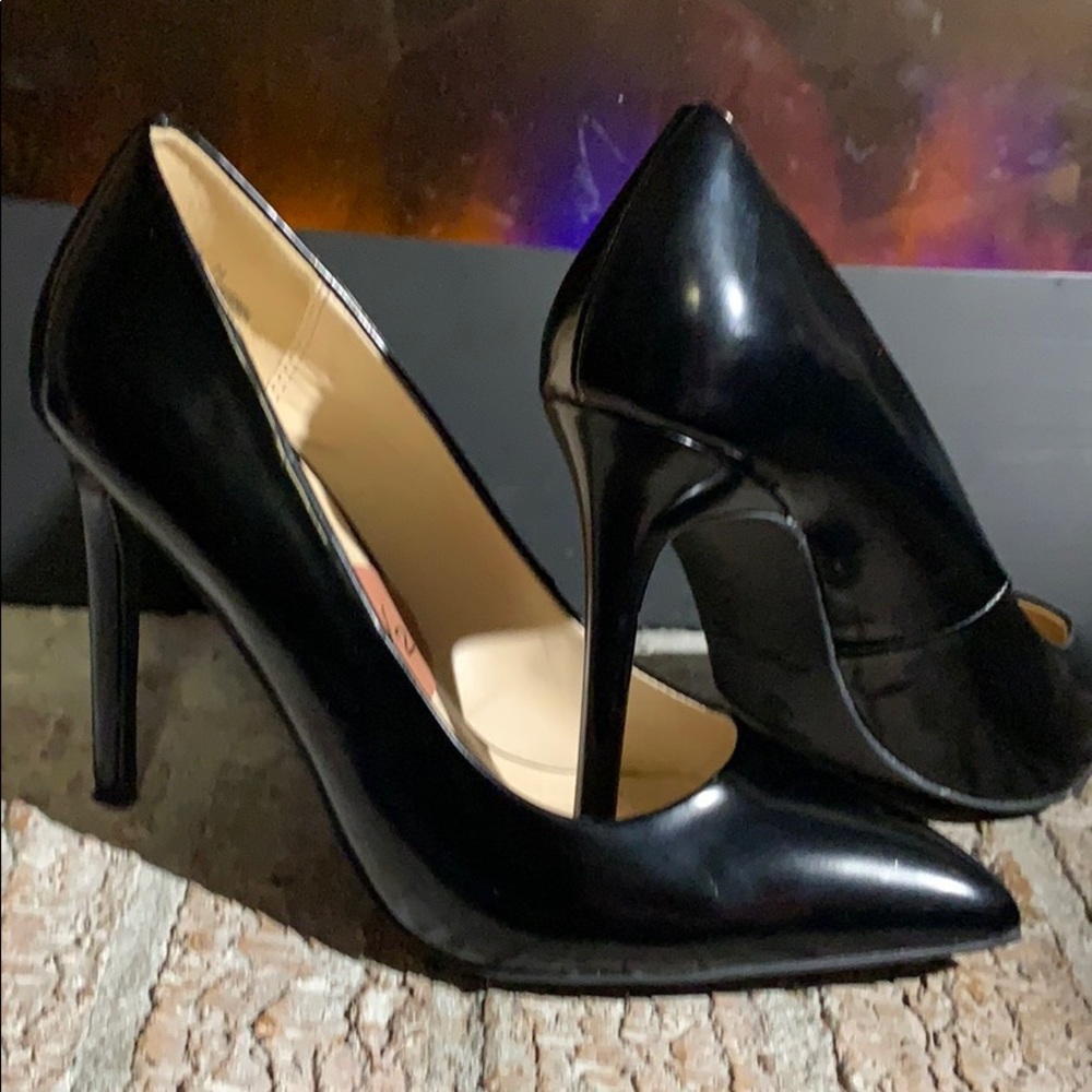 Black pumps